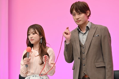 くじ引きでペアになった矢吹奈子と髙松アロハ（超特急）。