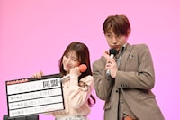 かわいいポーズでアピールする矢吹奈子と髙松アロハ（超特急）。