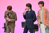 談笑する髙松アロハ（超特急）、二階堂高嗣（Kis-My-Ft2）、増子敦貴（GENIC）。