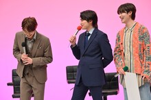 談笑する髙松アロハ（超特急）、二階堂高嗣（Kis-My-Ft2）、増子敦貴（GENIC）。