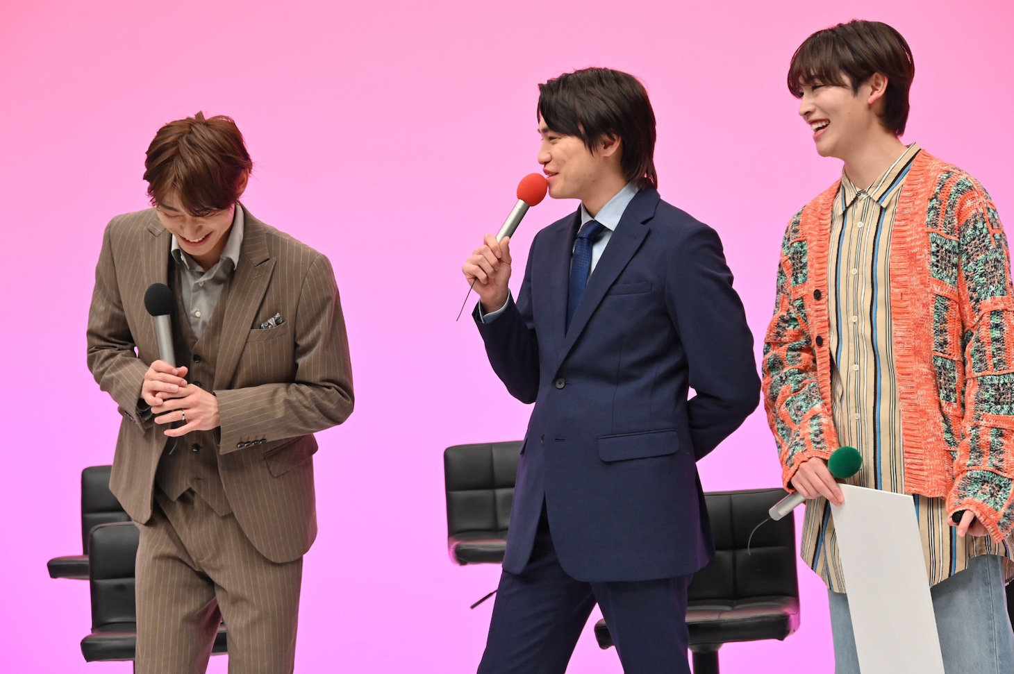 談笑する髙松アロハ（超特急）、二階堂高嗣（Kis-My-Ft2）、増子敦貴（GENIC）。