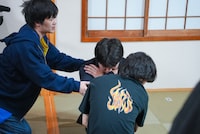 腹筋ルールを説明するWACK社員。