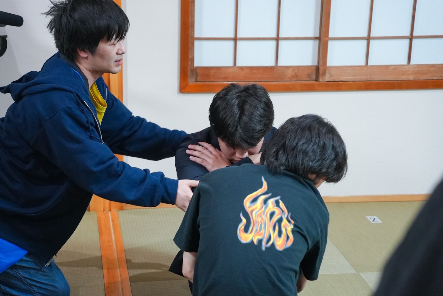 腹筋ルールを説明するWACK社員。