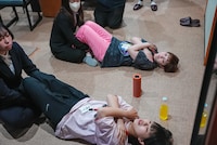 腹筋対決に備えるナ前アリ（手前）、HANANOANA（奥）。