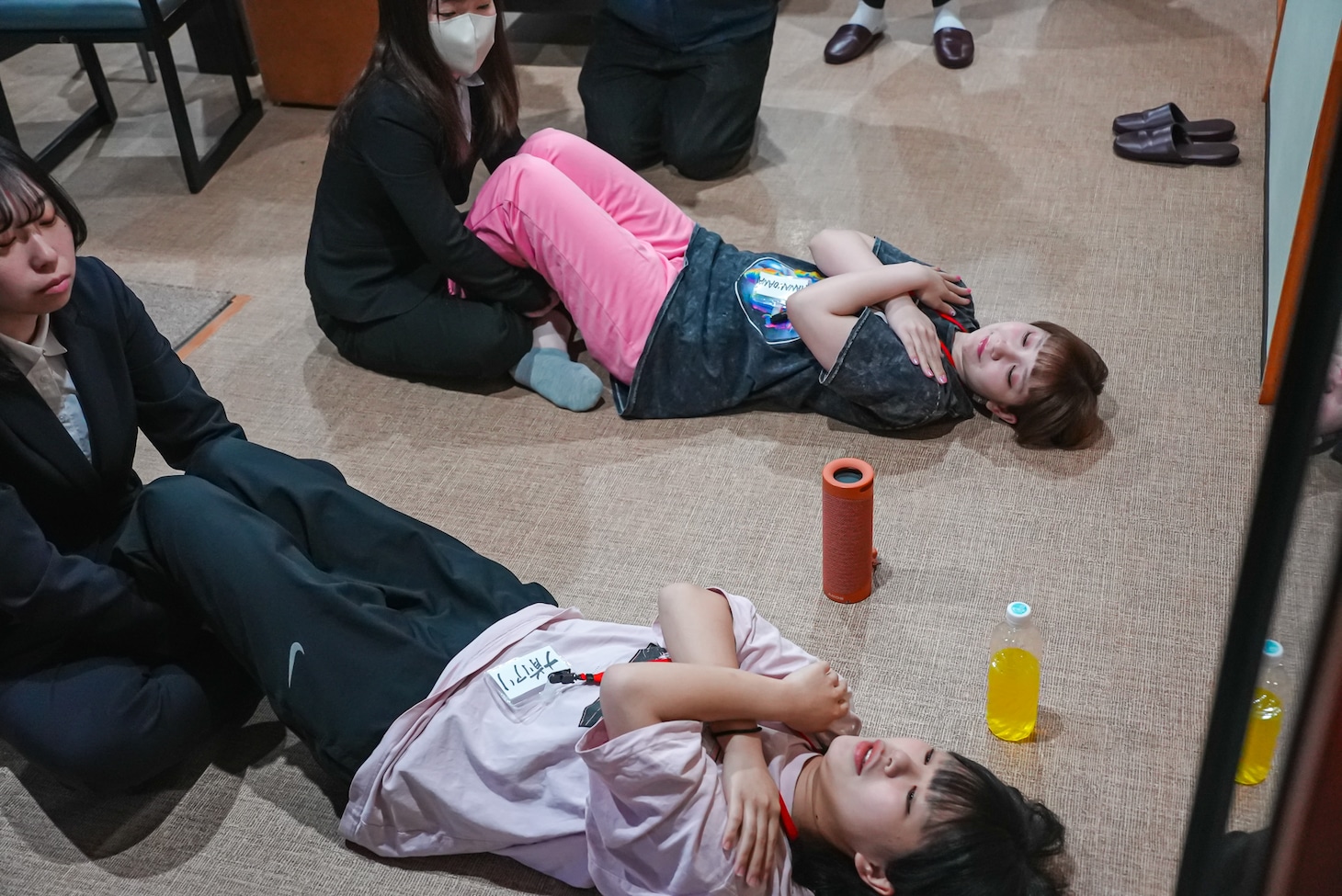 腹筋対決に備えるナ前アリ（手前）、HANANOANA（奥）。