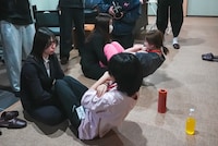 腹筋対決を行うナ前アリ（手前）、HANANOANA（奥）。