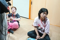 腹筋対決後のHANANOANA（左）、ナ前アリ（右）。