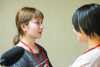 ナ前アリと向かい合うHANANOANA。