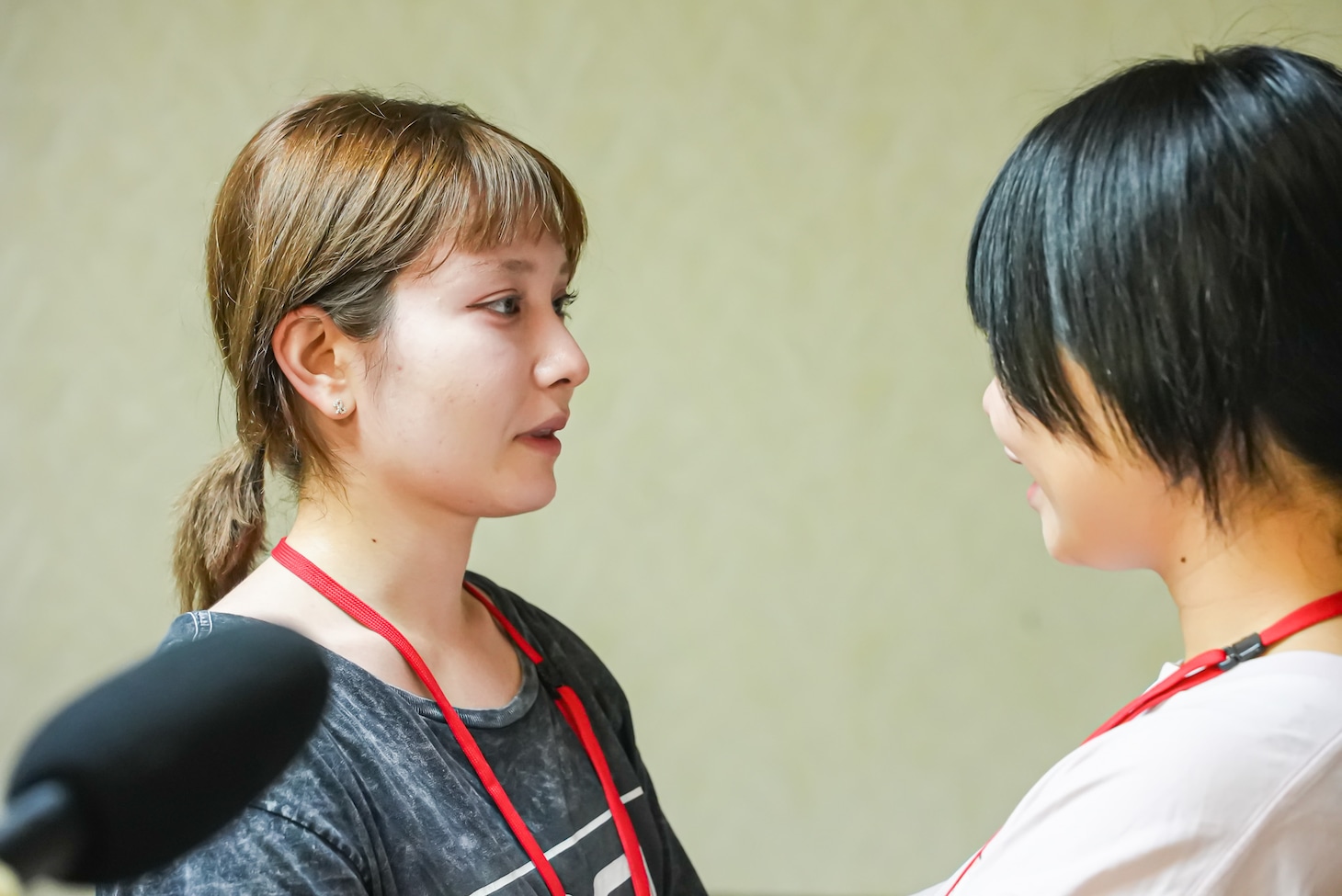 ナ前アリと向かい合うHANANOANA。