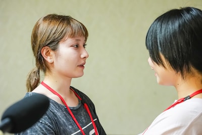 ナ前アリと向かい合うHANANOANA。