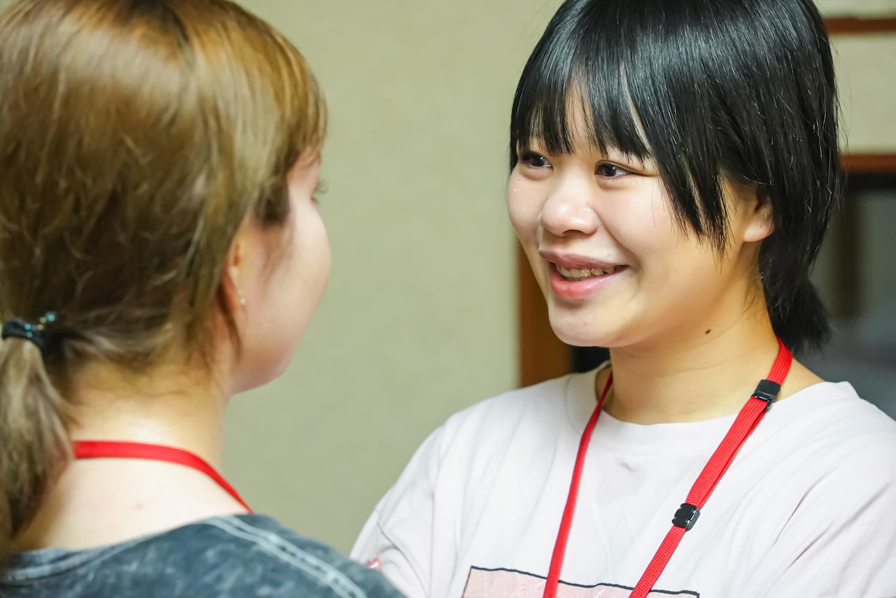 HANANOANAと向かい合うナ前アリ。