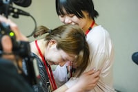 抱き合うHANANOANAとナ前アリ。