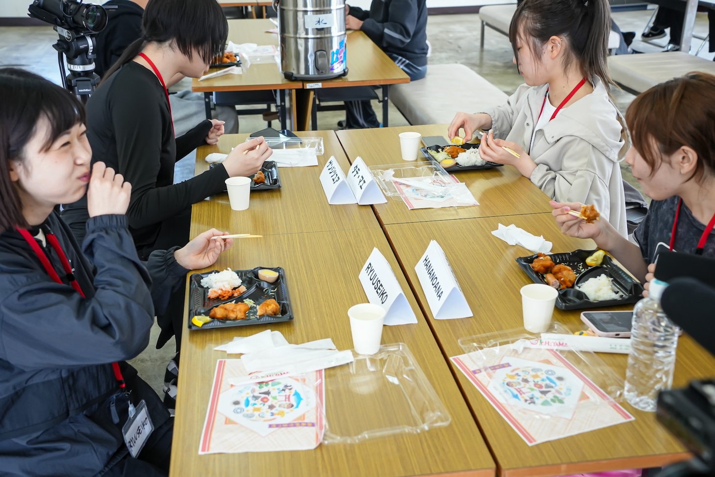 昼食の様子。右上タテ・マエ以外の弁当はデスソース入り。