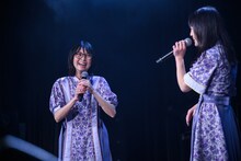 Nao☆（右）の言葉が聞き取れず何度も聞き返すKaede（左）。