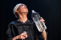 特大のペットボトルで水分補給するtmrw。