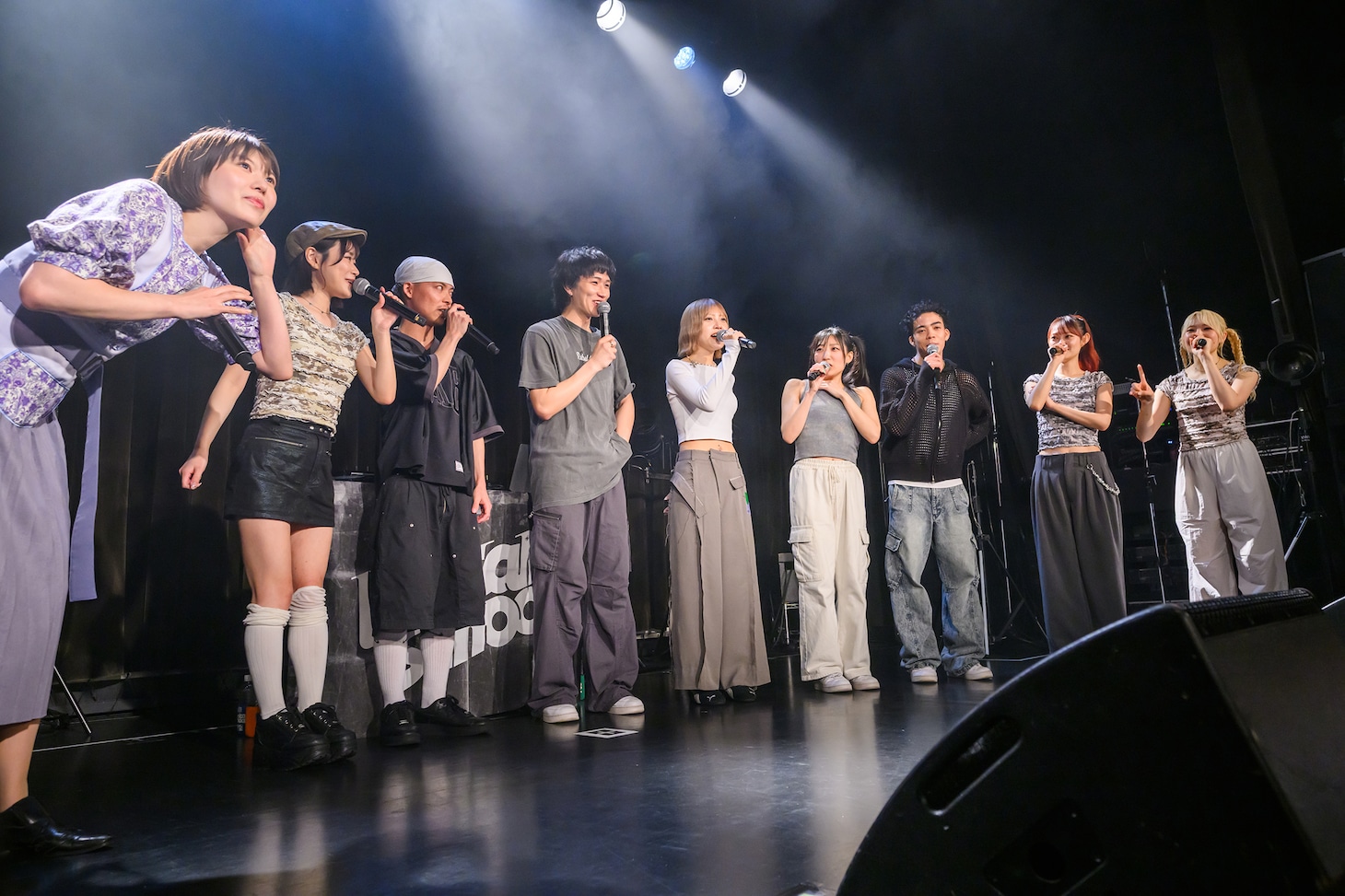 「車中での過ごし方」を一斉に話すlyrical schoolの声を聞き取ろうと耳をそば立てるMegu（左端）。