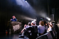 記念撮影のカメラマンとして突然姿を現したlyrical schoolオリジナルメンバーのmei。