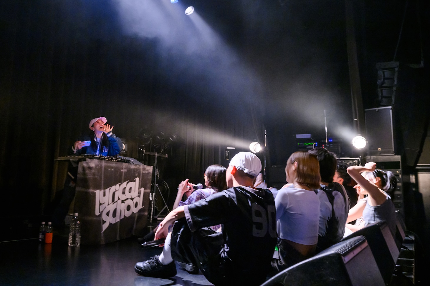 記念撮影のカメラマンとして突然姿を現したlyrical schoolオリジナルメンバーのmei。