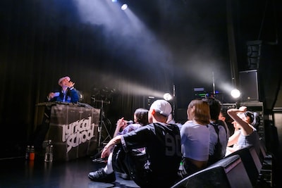 記念撮影のカメラマンとして突然姿を現したlyrical schoolオリジナルメンバーのmei。