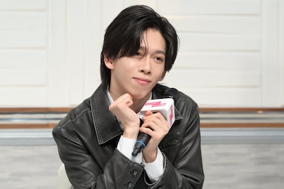 フレアちゃんの上目遣いを再現する船津稜雅（超特急）。