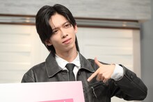 パネルを指差す船津稜雅（超特急）。