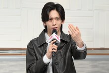 超特急メンバーから鏡越しにイジられたことを説明する船津稜雅（超特急）。