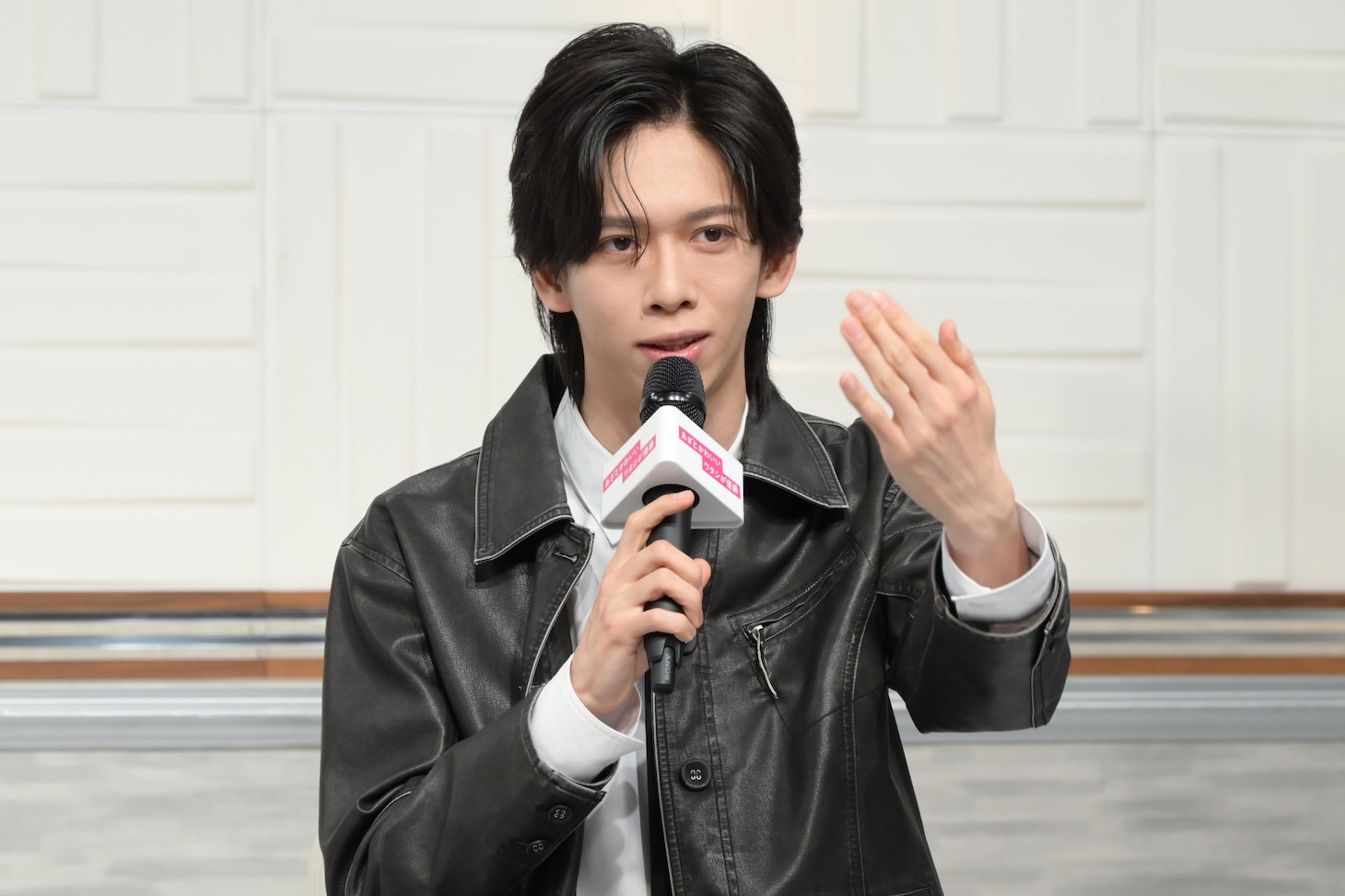 超特急メンバーから鏡越しにイジられたことを説明する船津稜雅（超特急）。