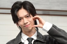 あざかわポーズの船津稜雅（超特急）。