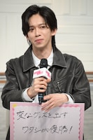 半笑いで「レントゲンアクキー」の説明をする船津稜雅（超特急）。