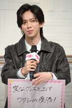 半笑いで「レントゲンアクキー」の説明をする船津稜雅（超特急）。