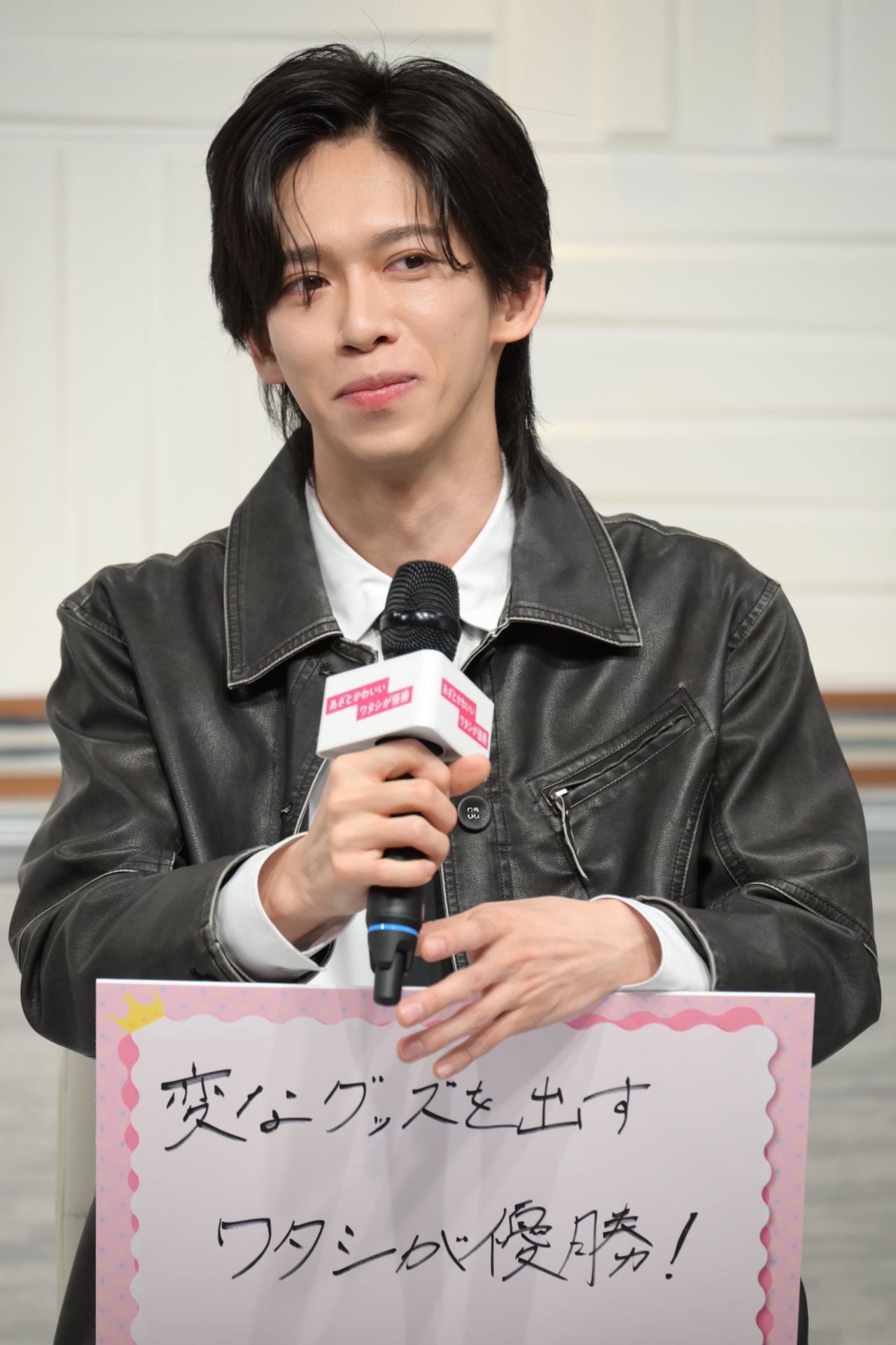 半笑いで「レントゲンアクキー」の説明をする船津稜雅（超特急）。