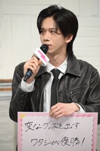 自身がプロデュースした「変なグッズ」について語る船津稜雅（超特急）。