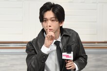 “清水ポーズ”で自身を煽る超特急メンバーのマネをする船津稜雅（超特急）。