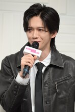 照れ笑いする船津稜雅（超特急）。