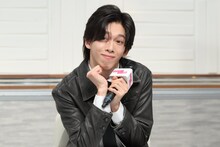 フレアちゃんの上目遣いポーズを再度求められた船津稜雅（超特急）。