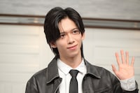 ムービーカメラに手を振る船津稜雅（超特急）。