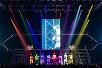 「Glory Days」のステージにて、メンバーカラーのスポットライトに照らされるICEx。「ICEx 3rd Anniversary Concert 2026 "ICEx School"」より。