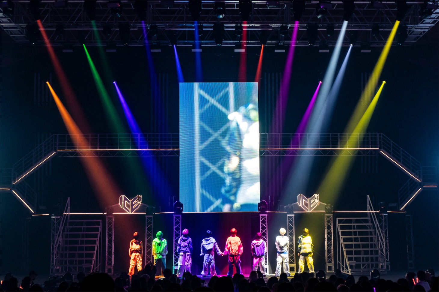 「Glory Days」のステージにて、メンバーカラーのスポットライトに照らされるICEx。「ICEx 3rd Anniversary Concert 2026 "ICEx School"」より。