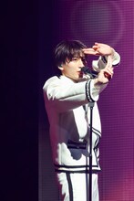 「好きすぎて滅！」をカバーする筒井俊旭。「ICEx 3rd Anniversary Concert 2026 "ICEx School"」より。