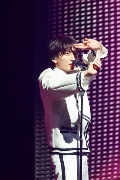 「好きすぎて滅！」をカバーする筒井俊旭。「ICEx 3rd Anniversary Concert 2026 "ICEx School"」より。