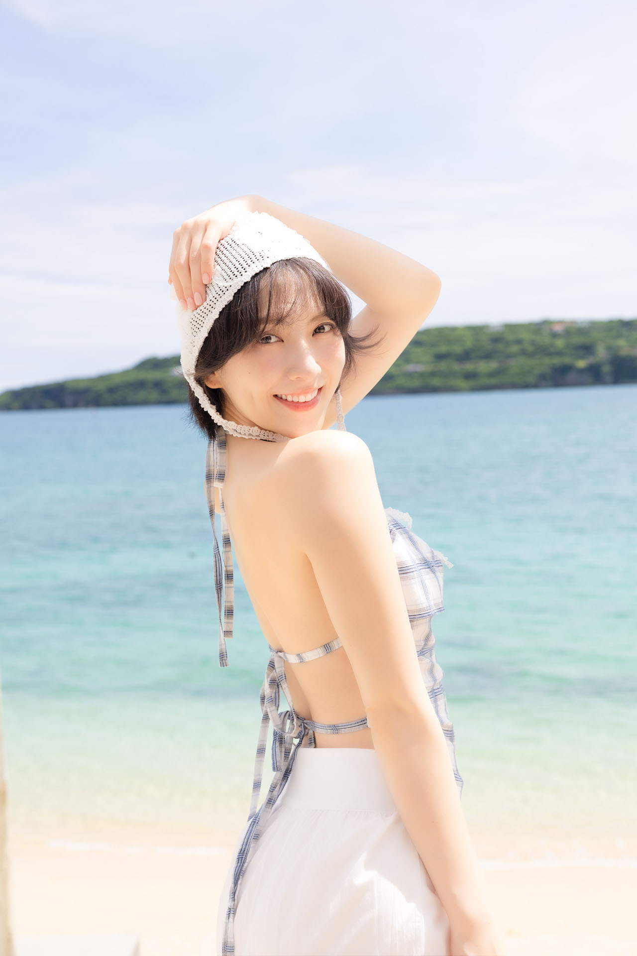 ビーチでほほえむ知英。（撮影：田口まき）©主婦と生活社