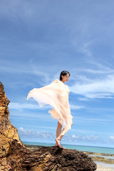 「琉球セドナ」と呼ばれるパワースポットに立つ知英。（撮影：田口まき）©主婦と生活社