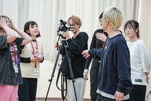 渡辺淳之介からお菓子を受け取ったRYUUSEiKO。