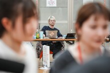 候補生越しの渡辺淳之介。