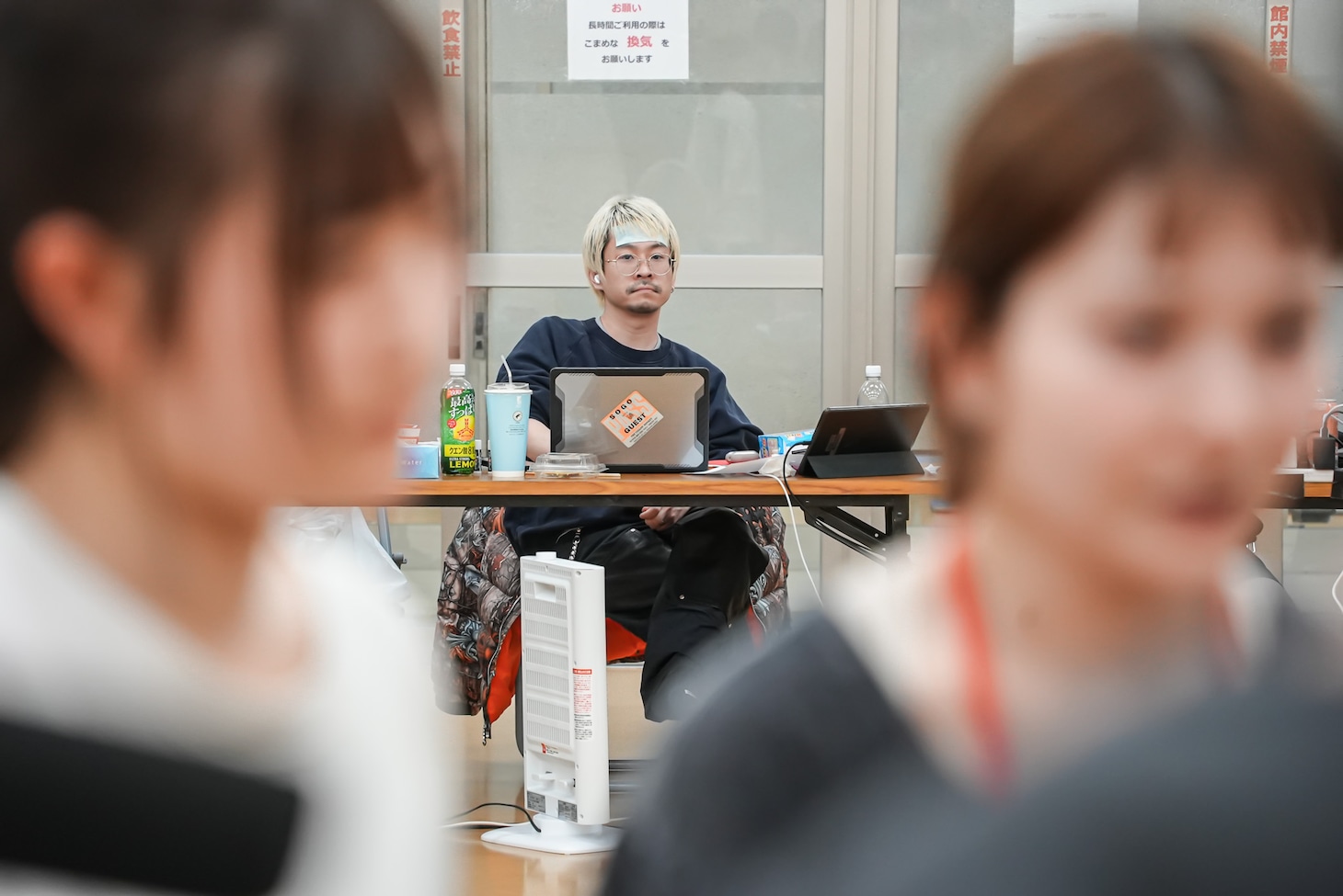 候補生越しの渡辺淳之介。