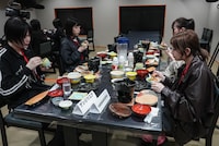 「WACK合同オーディション2026」6日目夕食の様子。