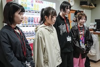 渡辺淳之介を探す候補生たち。