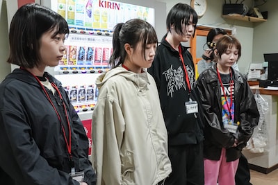 渡辺淳之介を探す候補生たち。