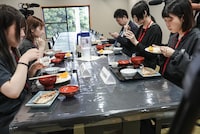 「WACK合同オーディション2026」最終日の朝食を食べる候補生。