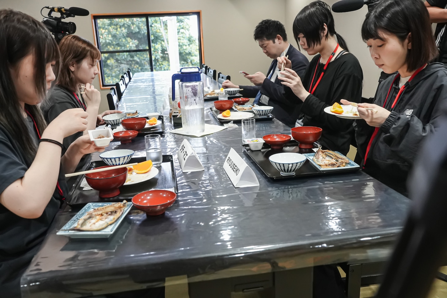 「WACK合同オーディション2026」最終日の朝食を食べる候補生。